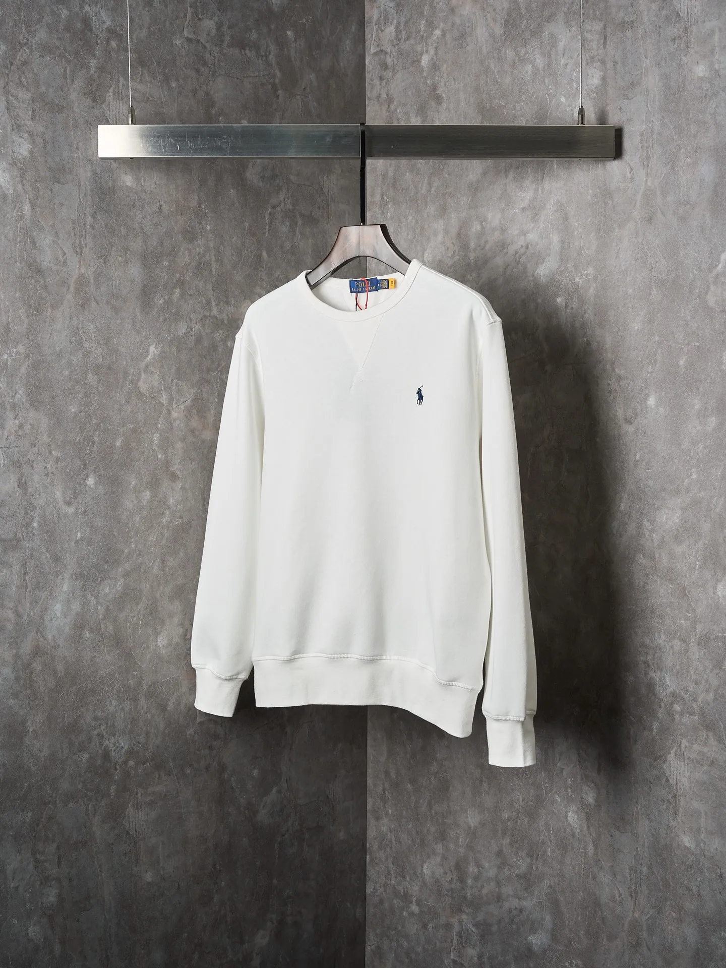 P290 Actual auction】Ralph Lauren/Ralph Lauren solid color pony logo embroidered round neck sweatshirt (white) [Ready stock] S M L XL custom cloud-like honey cotton fleece sweatshirt material with delicate feel and comfortable skin fit. Dressed in pure white, it exudes an innate elegance. The exquisite indigo pony logo is embellished. It is highly recognizable. It has an atmosphere of freedom and vitality. A symphony of pure and smart colors. Use extreme simplicity to outline high-end silhouettes, become the smart focus of vision, and show taste in silence. Use imported machine embroidery technology. Use advanced computer control systems and precision mechanical components to achieve the iconic pony embroidery operation. High precision. The lines are smooth and delicate. Adopt Hasuo technology and use specific machines to sew. Hasuo has high fastness and adds visual effects. It is time-consuming and labor-intensive. The fabrics have been washed and have a better texture. They are not easy to deform and are not easy to shrink. Not easy to fade, maintain long-term beauty, and fit well.